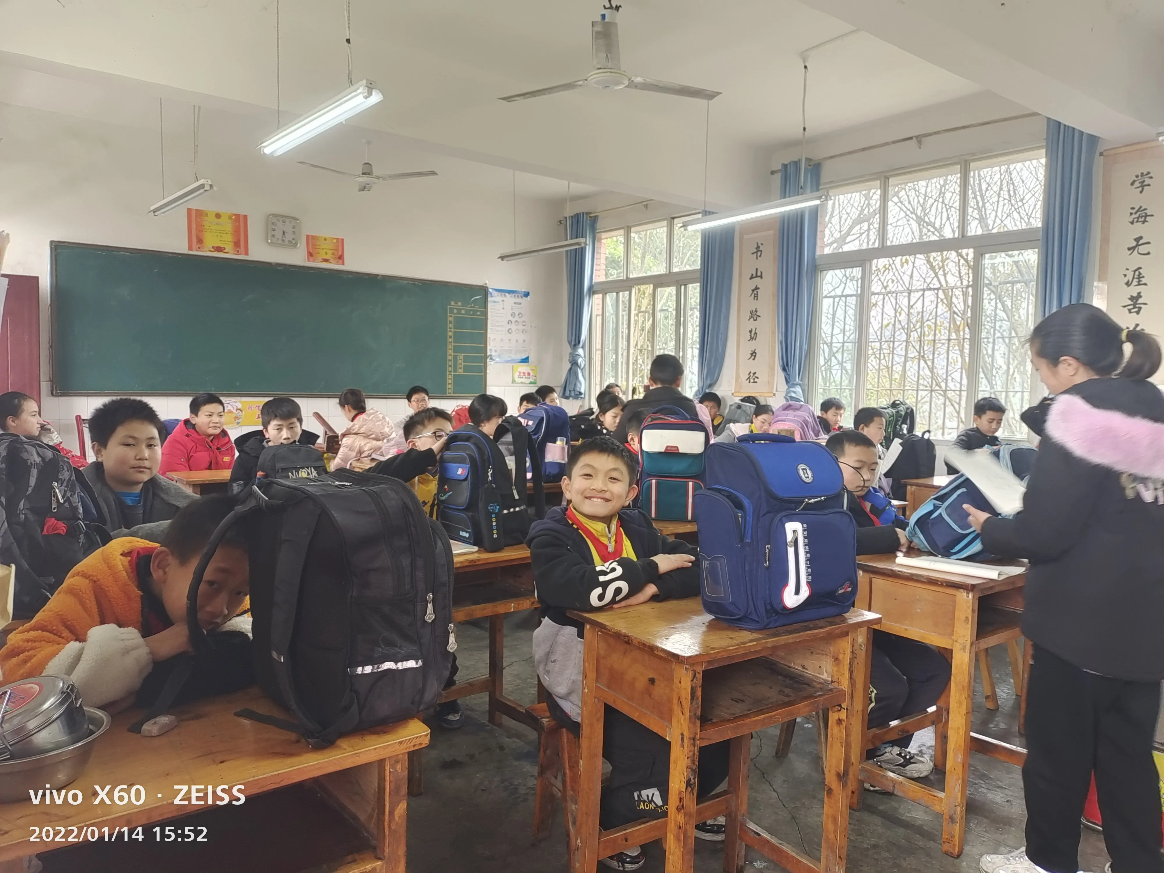考生跑出考场拥抱班主任(今天下午第二节课开始布置考场，班主任安排打扫卫生后)