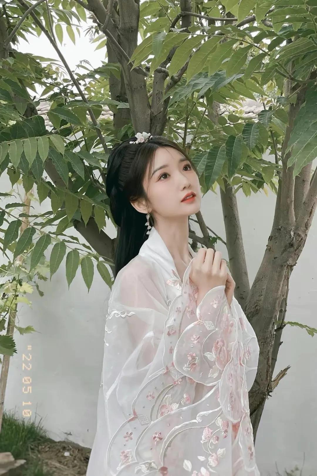 被毛晓彤的古装造型美到了，唯美淡雅，清新自然，娇俏可人