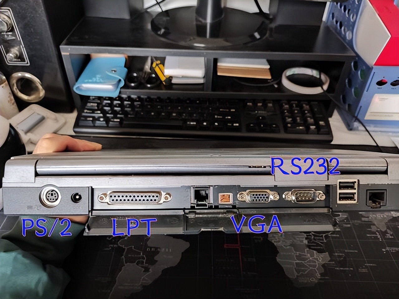 从左向右分别是鼠标键盘ps/2接口,电源接口,lpt接口(一般用于连接老式