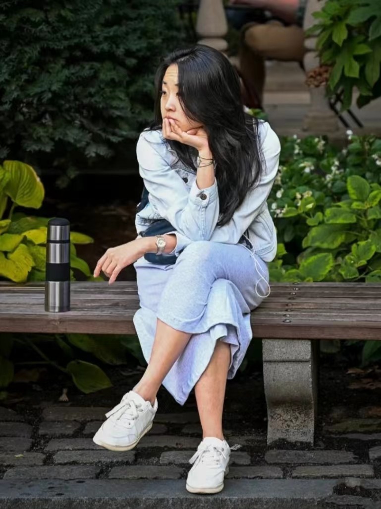 这才是秋天回头率最高的搭配，“长裙+运动鞋”，40、50岁穿太美