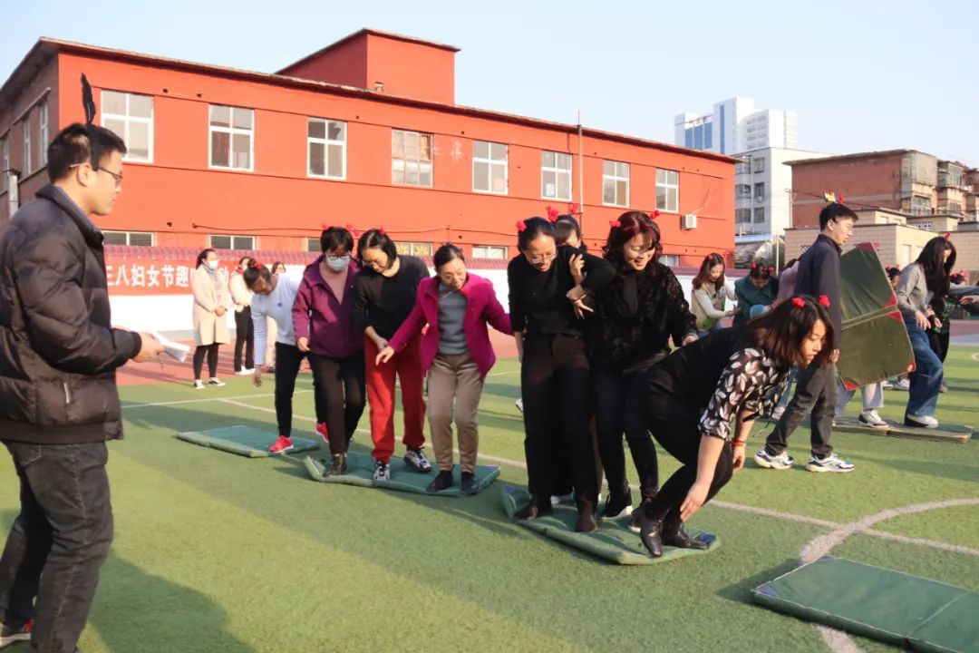 欢庆女神节日 尽展巾帼风采—自由路小学举行三八妇女节趣味运动会