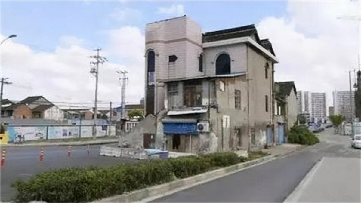 上海马路上的“豪宅”：要6套房加一块宅基地才肯拆，14年后搬走