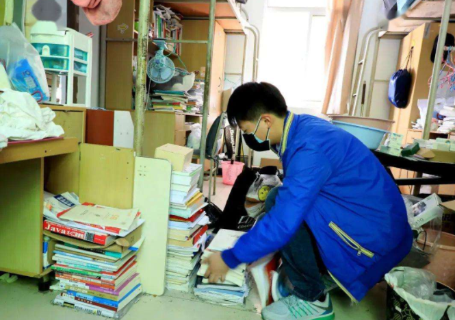 某高校成隔离点，学校粗暴转运学生物品，学校道歉并作出承诺