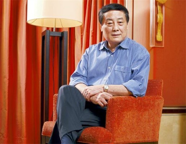 每年赚上亿利息，却穿廉价衣服舍不得坐飞机，首富请他吃饭都不去