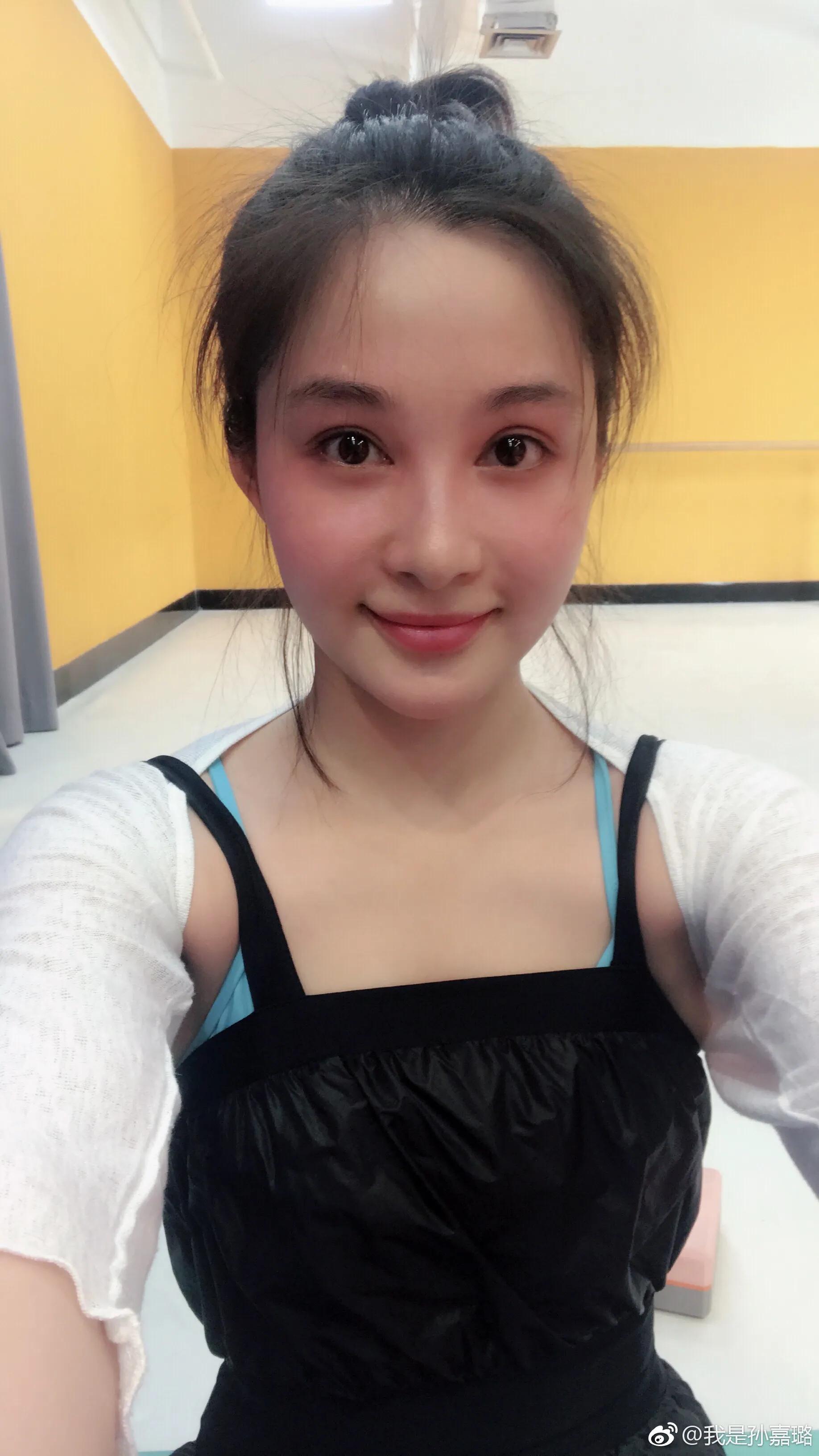 红毯新人孙嘉璐，清新水灵，明媚动人