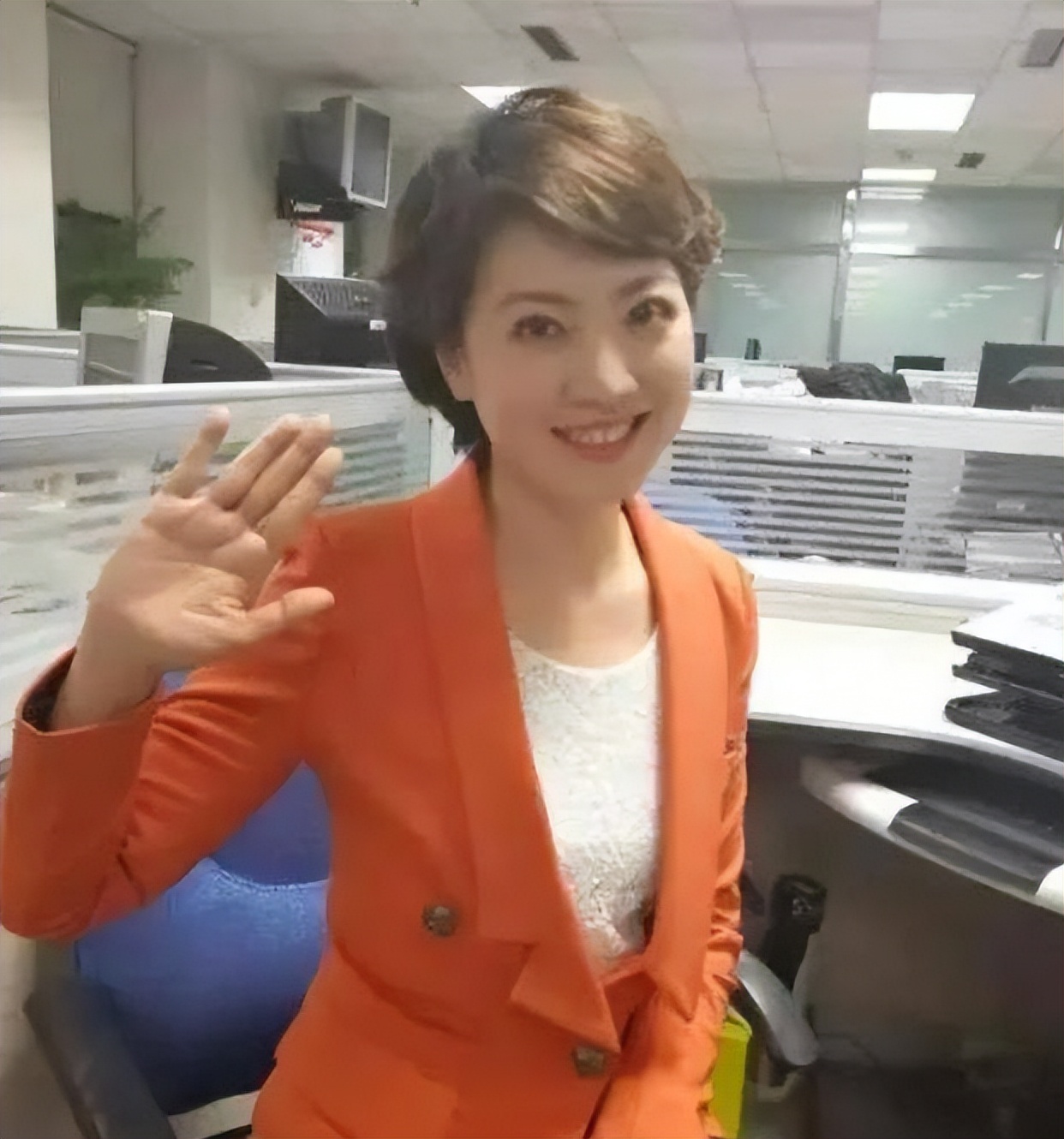 上海主持人被开除名单(辽台主持人朱霞停职背后,不当言论的根源是为了