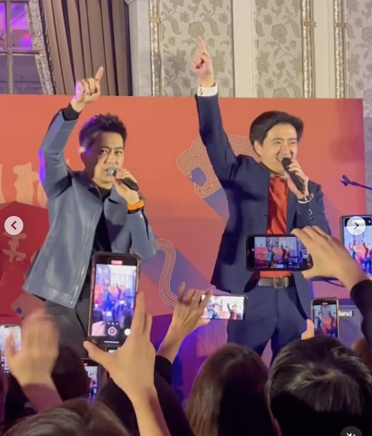 林志颖携弟弟参加年会，合唱18岁时成名曲，小志保养年轻更像弟弟