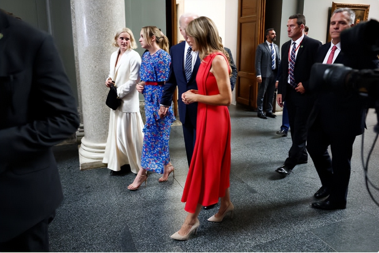 21岁梅西难得穿裙子！廓形西服配半身裙出席晚宴，终于像个女生了