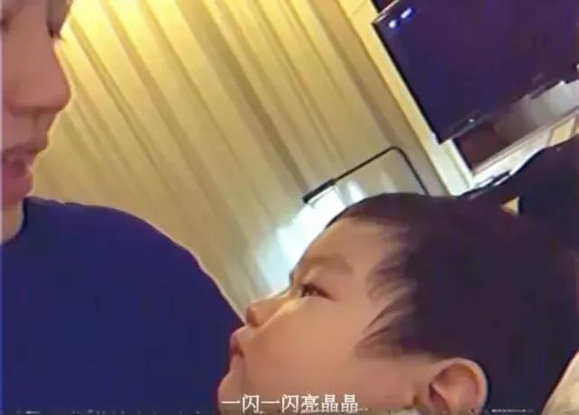 陈妍希和儿子做亲子瑜伽，小星星配合妈妈做高难度动作，互动默契