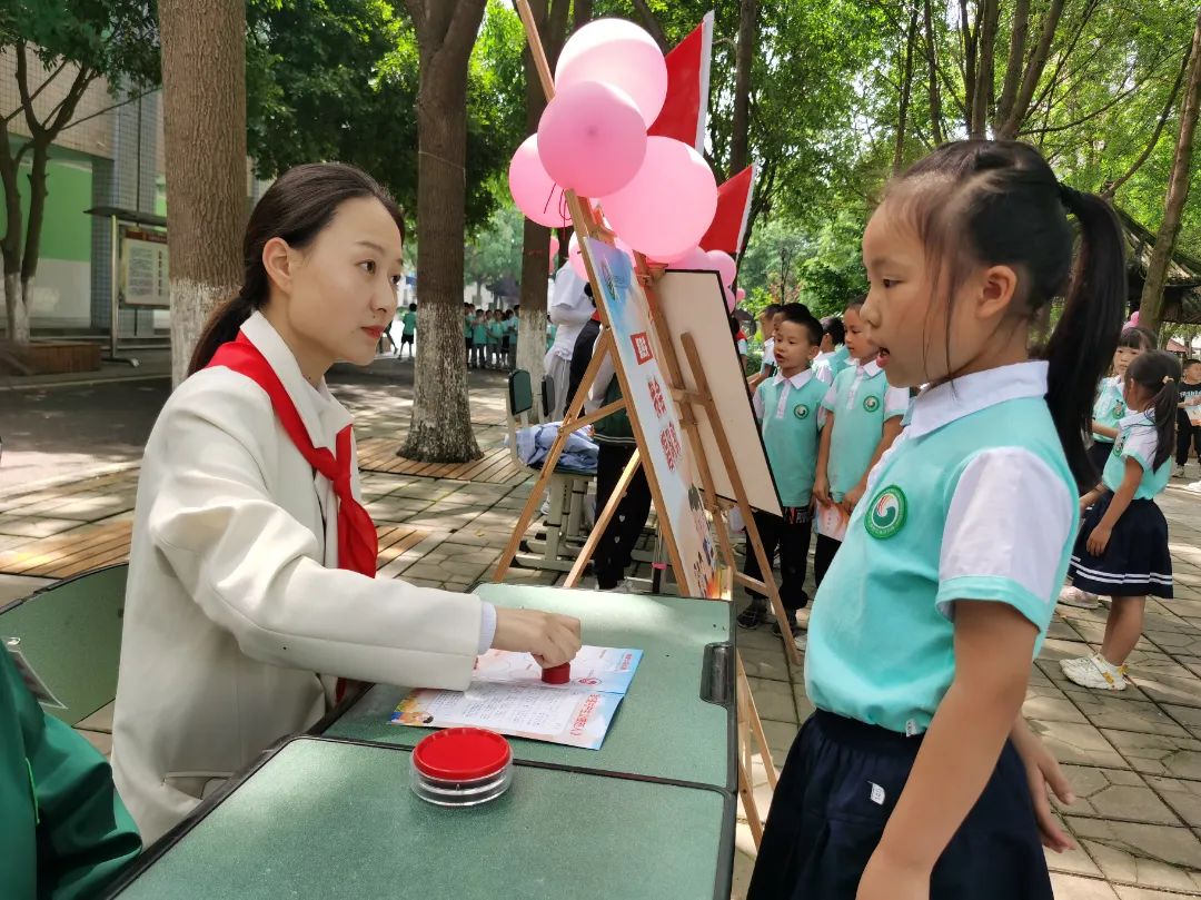 四川天府新区永兴小学一年级的孩子们在香樟林开展入队闯关活动