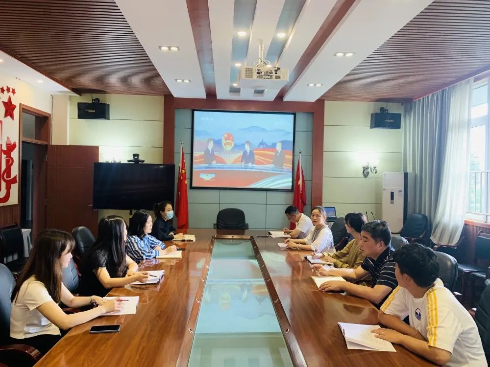 锦江小学观看直播“庆祝中国共产主义青年团成立100周年大会”
