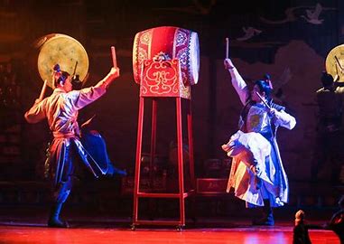 鼓是一种音响强烈、节奏鲜明的膜鸣类乐器，在远古时期被尊奉为通天的神器