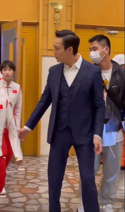 陈伟霆:全红婵是团宠大家很疼她,聊着聊着走错了方向被师姐叫回去