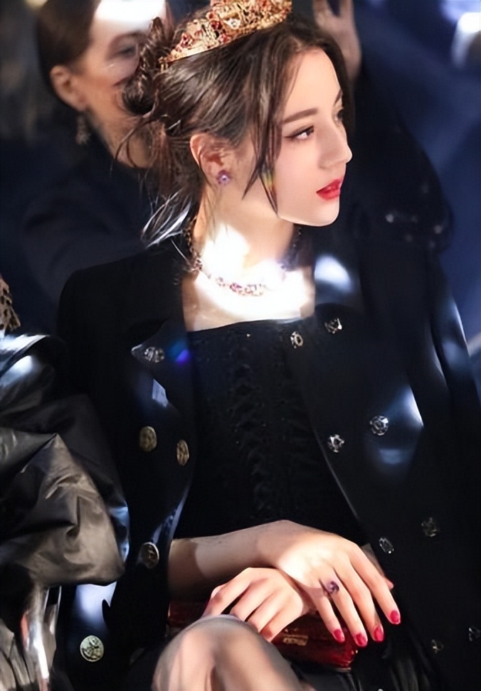 “金鹰女神”迪丽热巴:靠杨幂爆红,工作四年无休,沦为无戏可拍