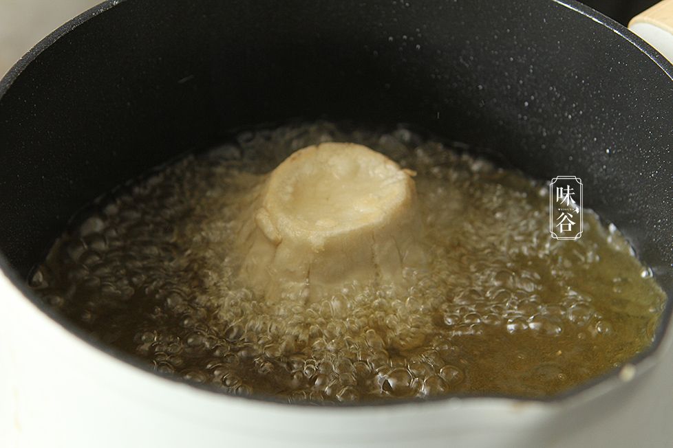 年夜饭，杏鲍菇这样做，不炒不凉拌，好吃又喜庆，寓意：锦上添花