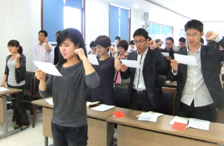 公务员或将实现“聘任制”，20万年薪有望到手，但铁饭碗会被打破