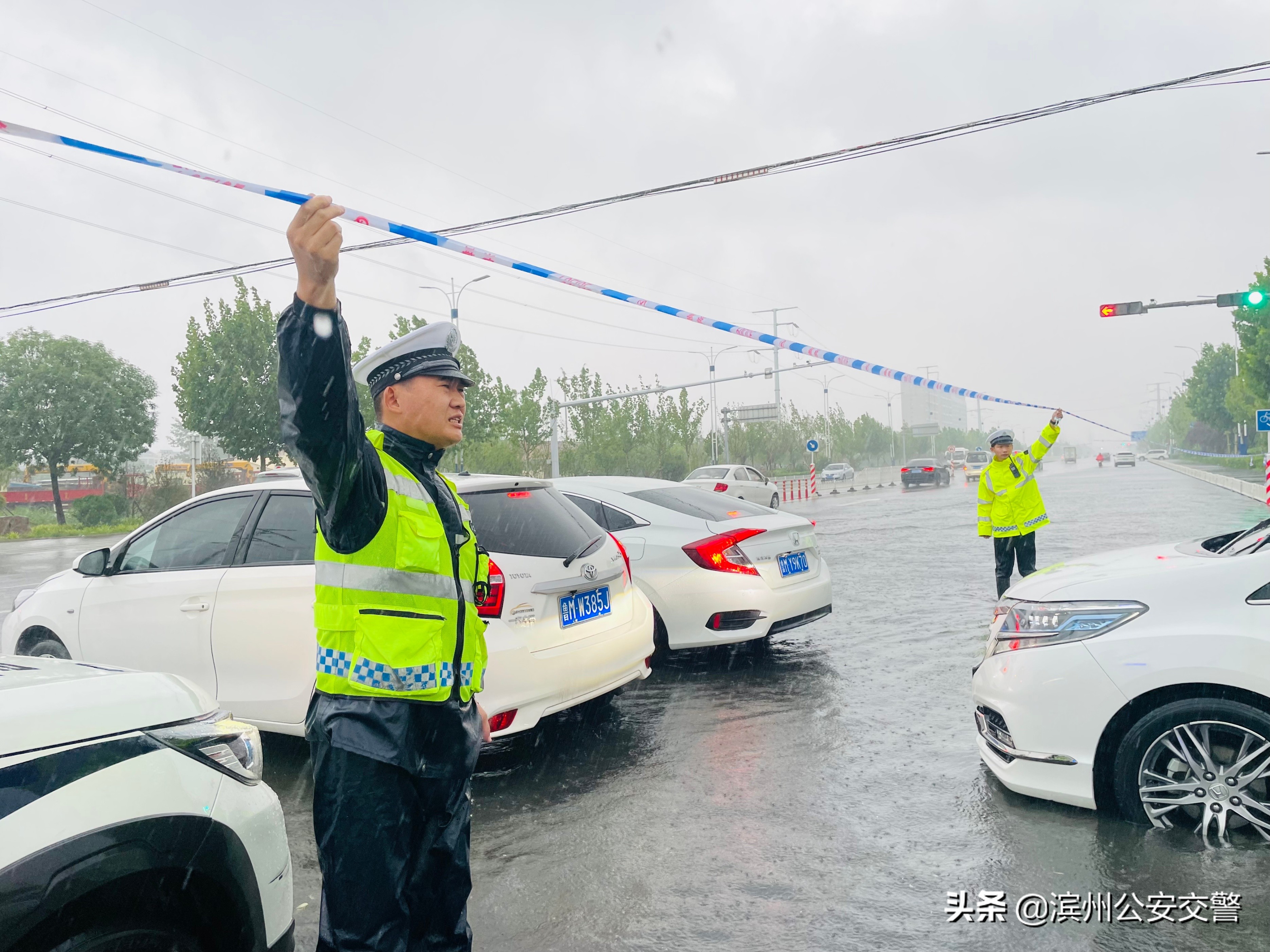 从黑夜到黎明 滨州交警严防死守应对暴雨恶劣天气