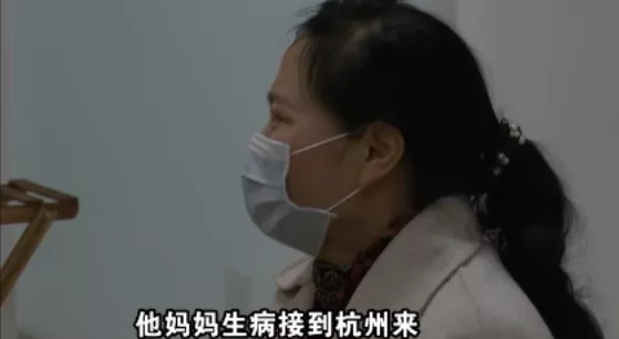 男子街头学狗叫，跪爬讨女友欢心，网友：卑微到如此，父母很伤心