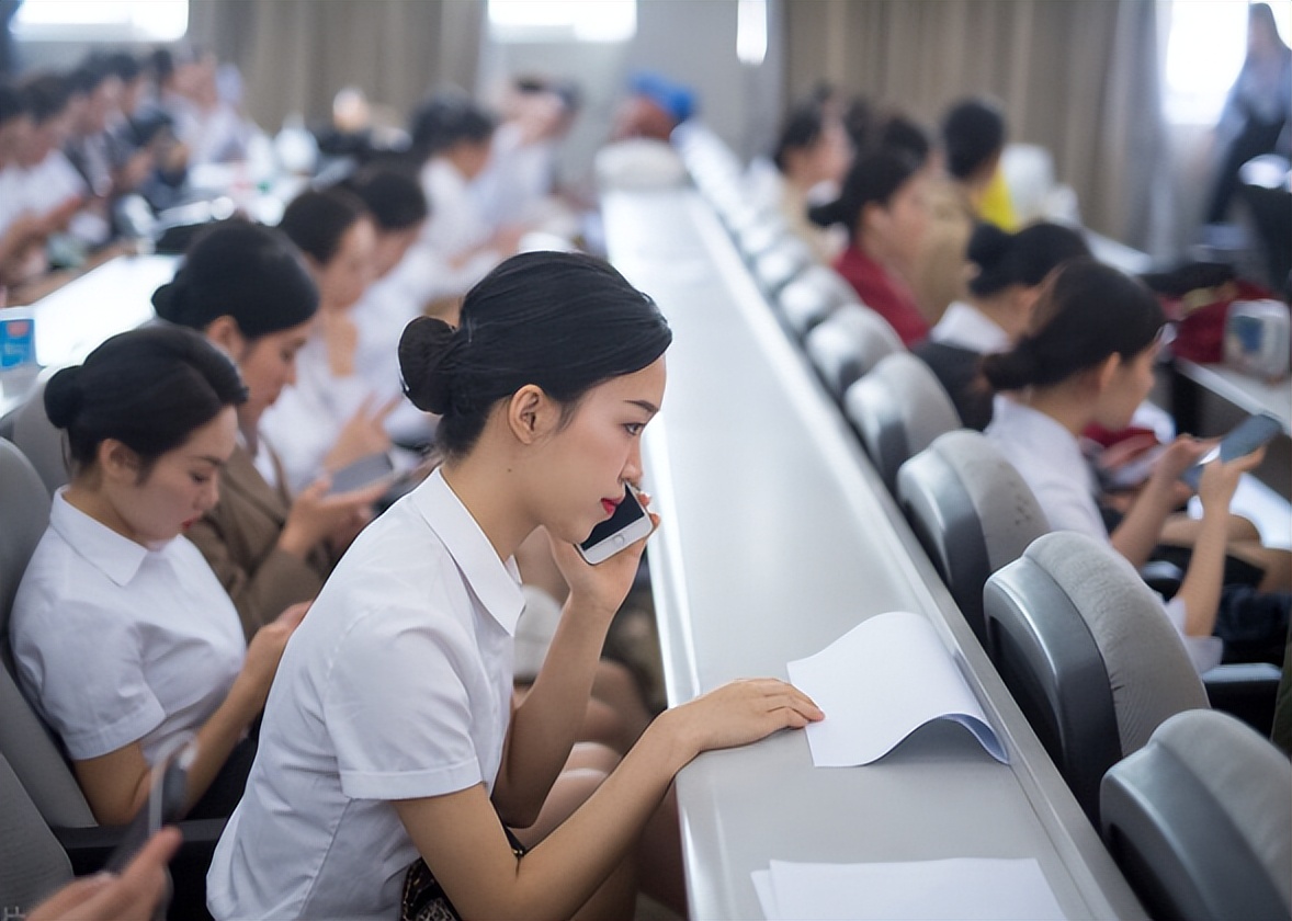 网传公务员将面临降薪，还要停发年终奖？3类岗位或成大学生新宠