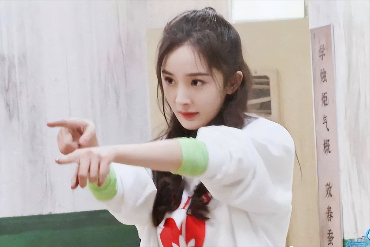 顶流也难扛影视寒冬，鹿晗85花纷纷闲赋在家，杨幂发现“新大陆”