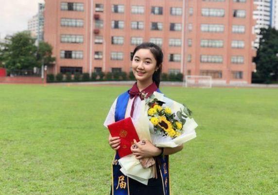 点读机女孩成冬残奥会引导员，一席白衣仙气十足，谁的青春回来了