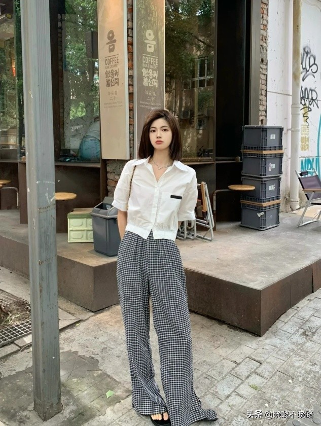 杨幂又带火了一种穿法叫：“T恤＋方块裤”，时髦显瘦还不易撞衫