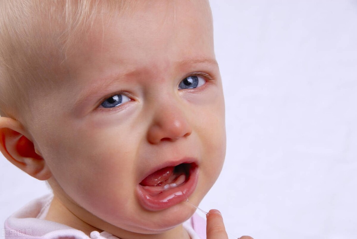 婴儿先长上牙还是下牙（宝宝出牙的顺序和症状）-幼儿百科-魔术铺
