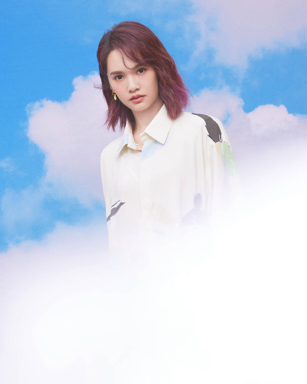 杨丞琳朦胧云上写真曝光 着拼色长衬衫仙气飘逸