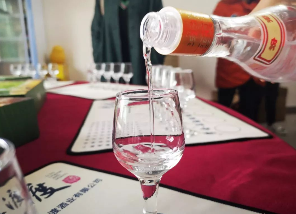 “光瓶酒”界的天花板李渡：如今成“江西名酒”，网友：四特呢？