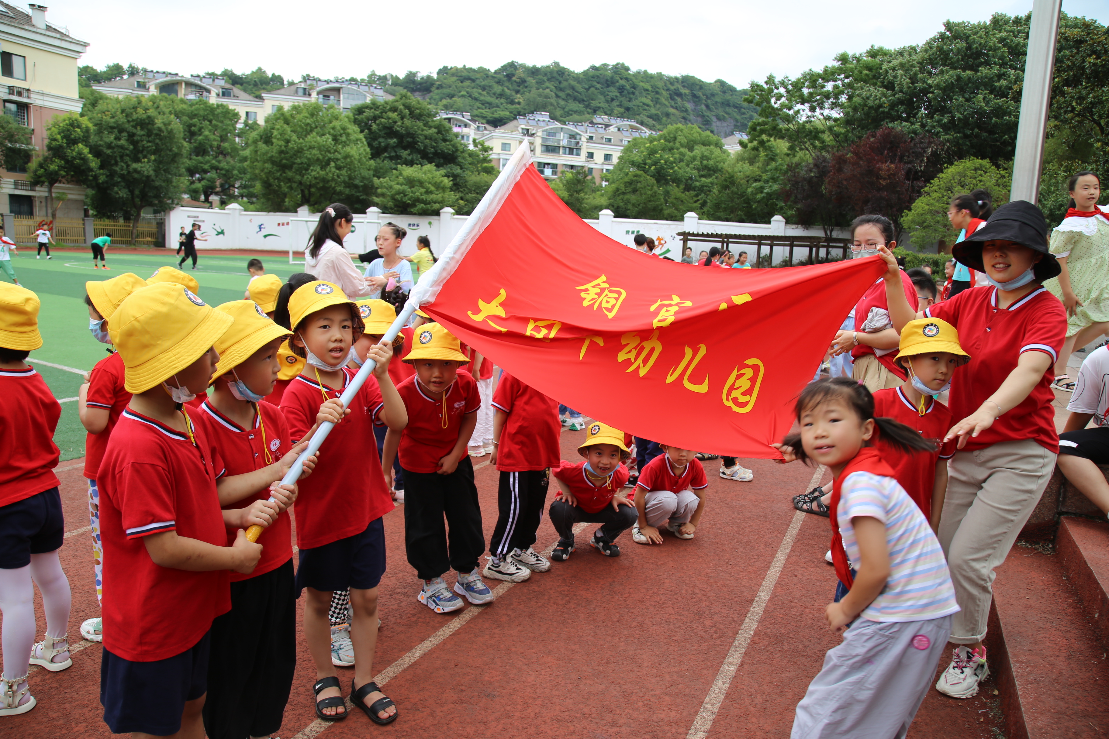 幼儿园孩子进东方红小学 体验小学生活