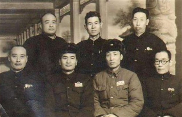 八宝山的一座无名墓，上级沉默40年后揭开其身份，全军敬礼