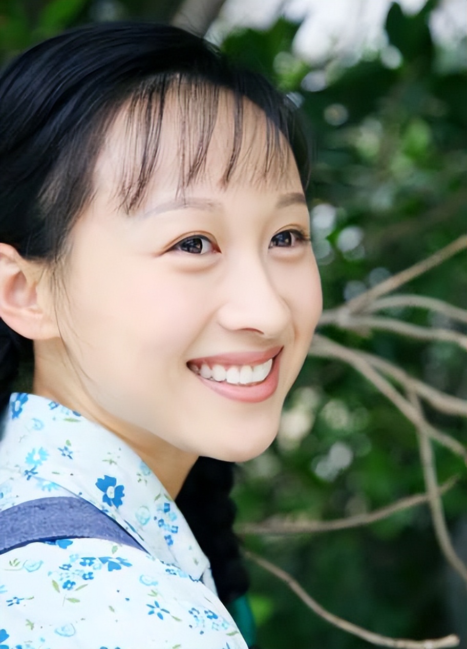 演员练练脏水中拍打戏，浑身湿透污泥溅进嘴里，被掐脖子面色通红