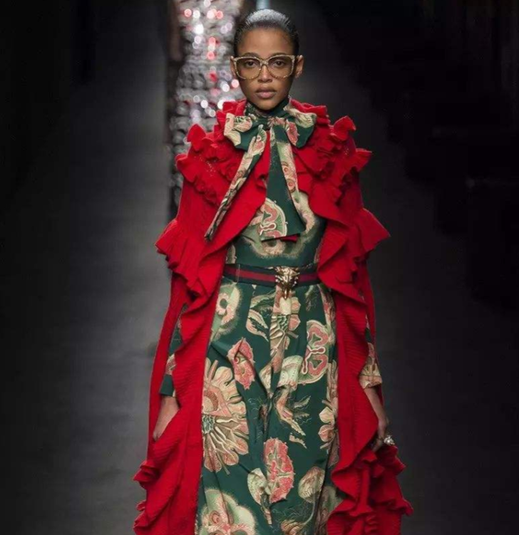 红配绿真的很丑么(小编教你高级穿搭红配绿)