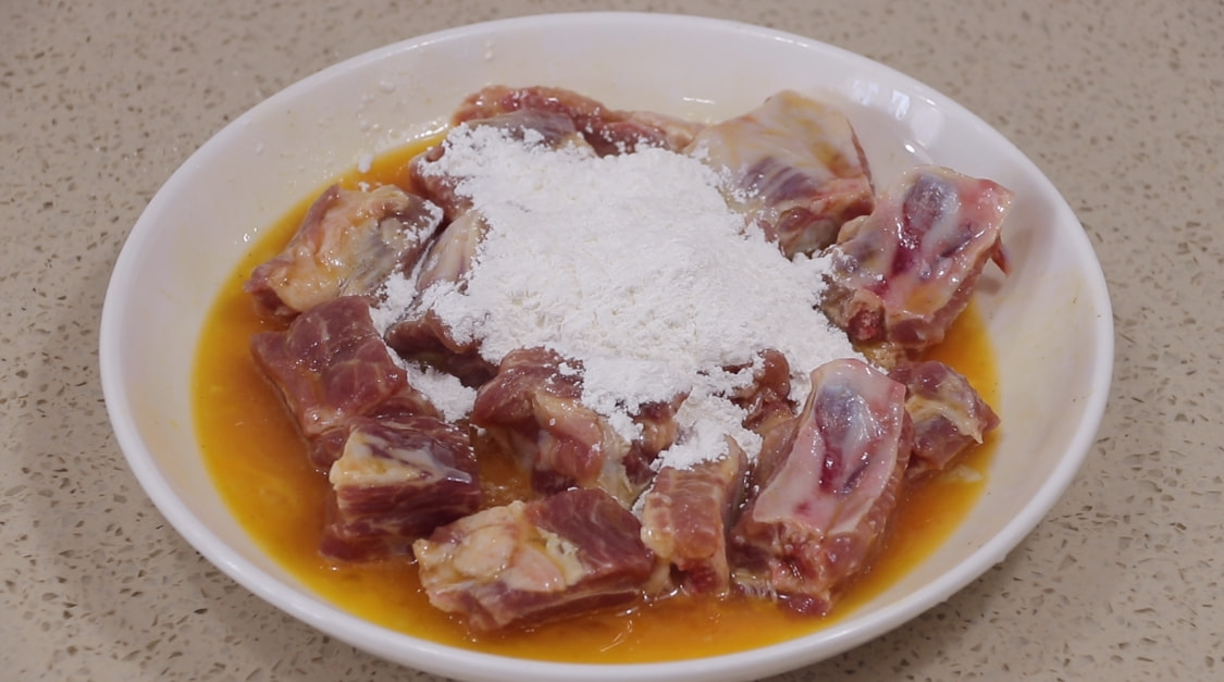 排骨又出新做法了，往里面淋1个鸡蛋，外酥里嫩，及早了解