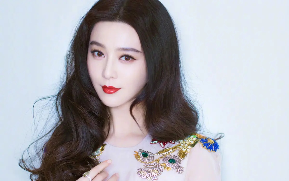 63岁杨丽萍视频秀舞指甲折断成热闻，明星天价身体部位知多少