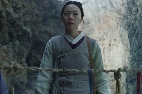 她曾得到王家卫的青睐，凭借“尺度片”一脱成名，如今42岁仍单身