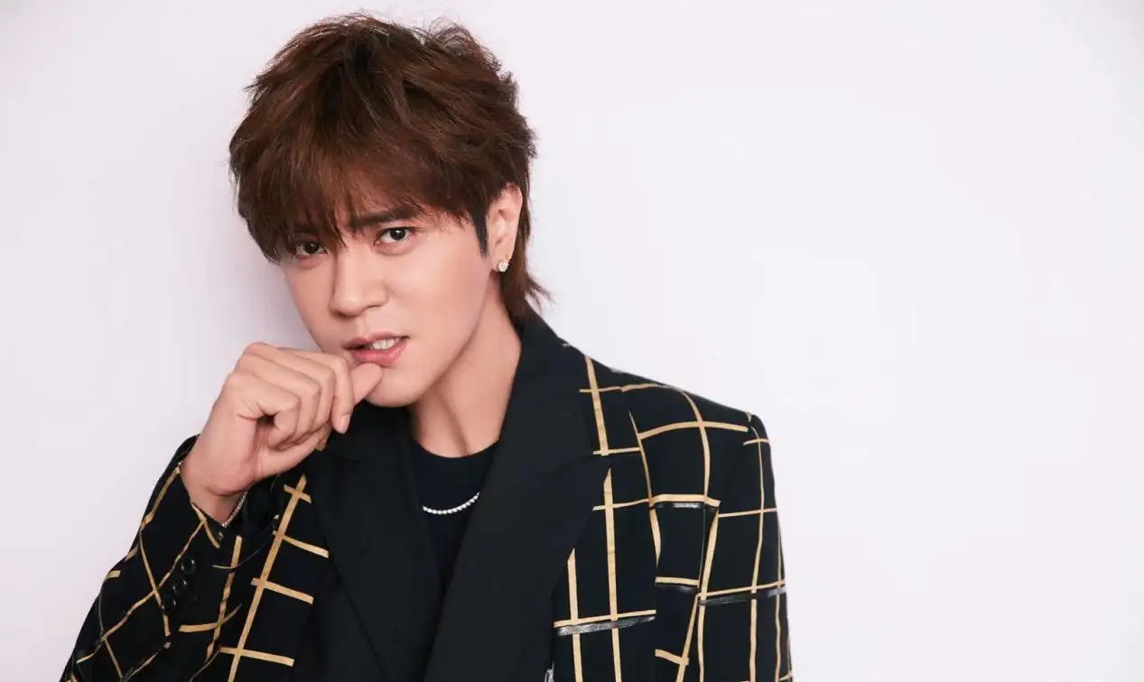 63岁杨丽萍视频秀舞指甲折断成热闻，明星天价身体部位知多少