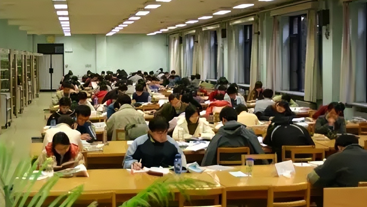 大学生迎来消息，毕业难度或再次升级，大学生的好日子要结束了