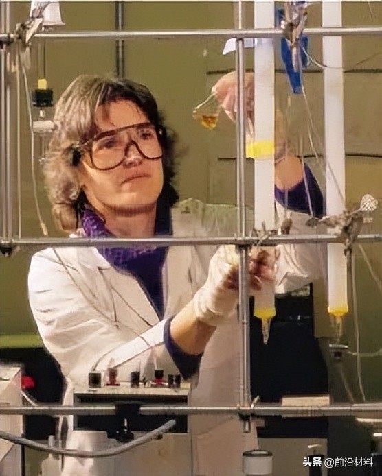 几滴漏在手套上的试剂，杀死了一名博士生导师