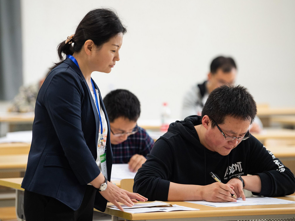 多地高校发布通知，考研党迎来新挑战，“学费”成压在心头的大石