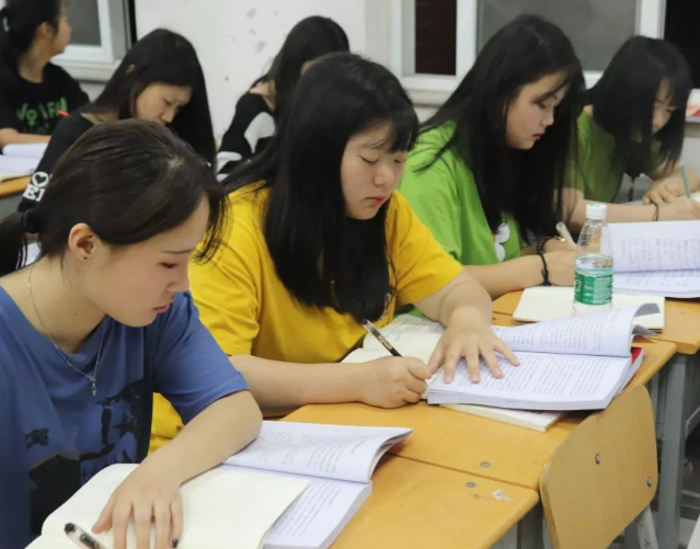 大学生搞笑吐槽大学4年划水经历，能力呈现倒退，也太虚度光阴了