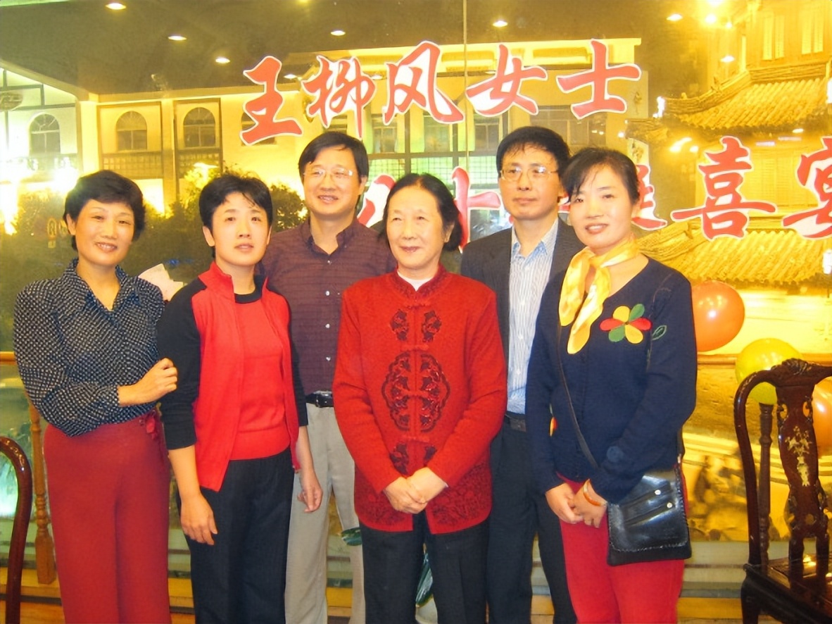 一个学人的怀念：母亲的手丨母亲节专稿