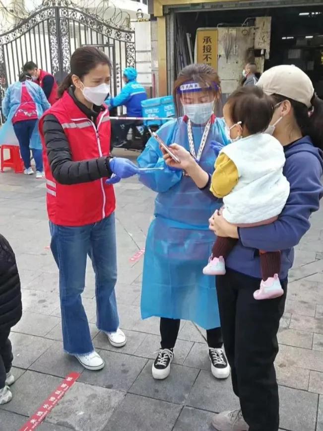 袁咏仪在街头做防疫志愿者，打扮低调朴素难掩好气质，亲和力满分