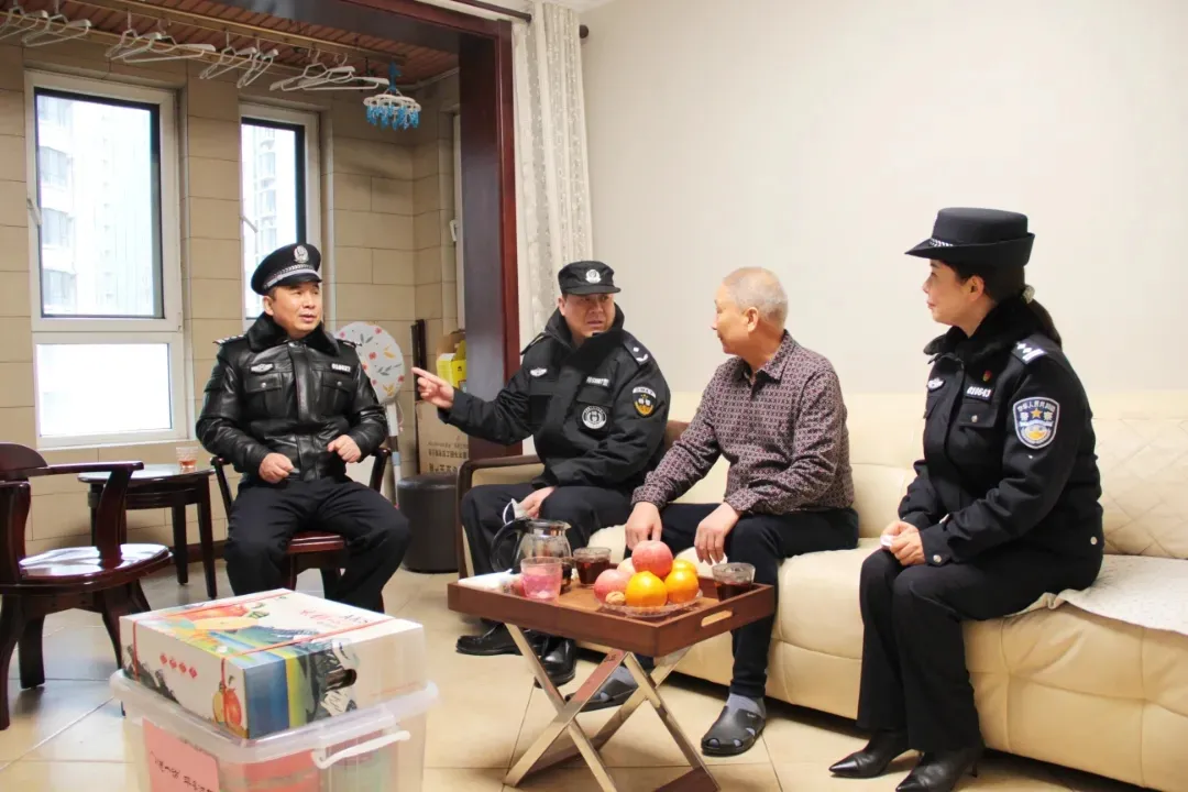 西安公安碑林分局集中开展“三送一访 平安过年”亲民暖民活动