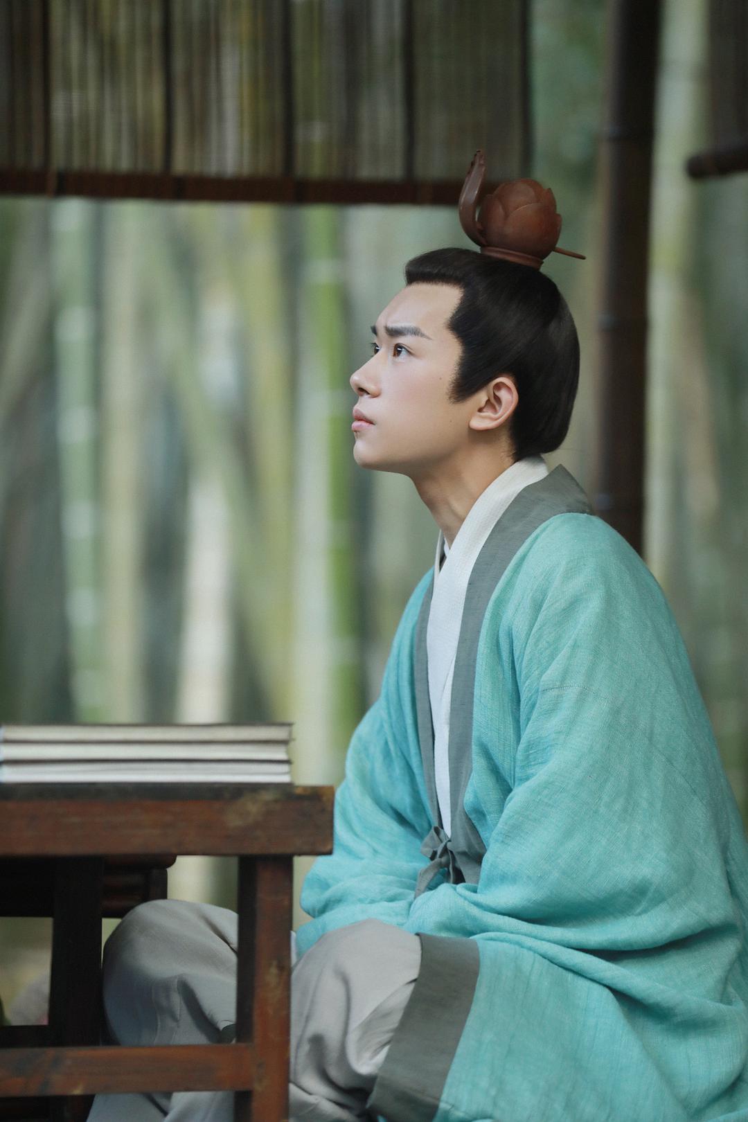 9年、4张牌“登顶”娱乐圈，易烊千玺“顶流之路”揭秘