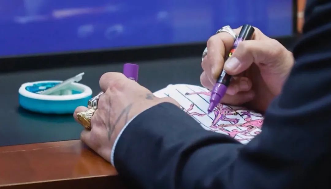 顶流巨星遭封杀？因家暴跌下神坛，还被质疑不会演戏，全靠服化道