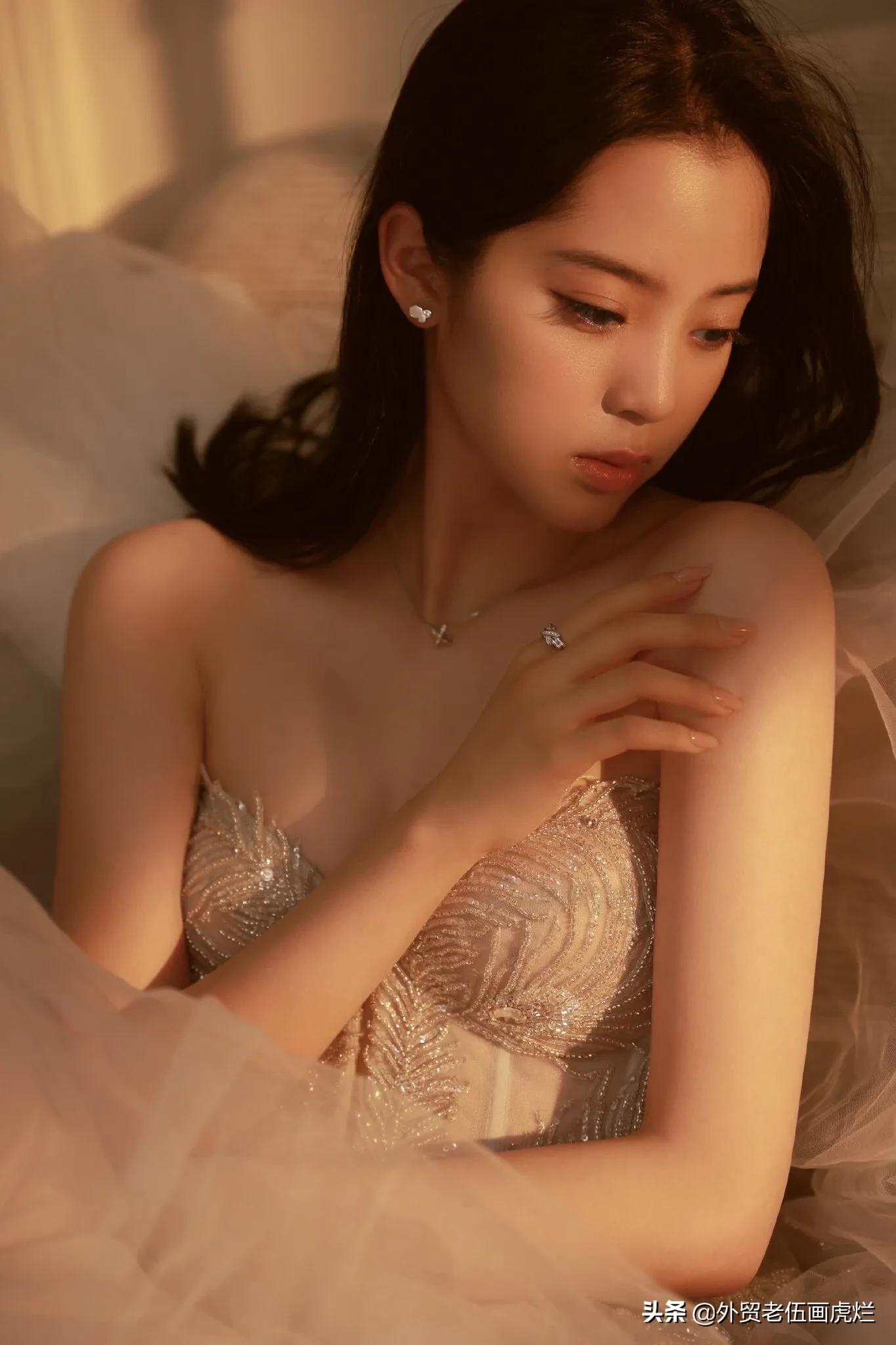 欧阳娜娜，四小花旦，虽然没有什么代表作，但音乐素养不错