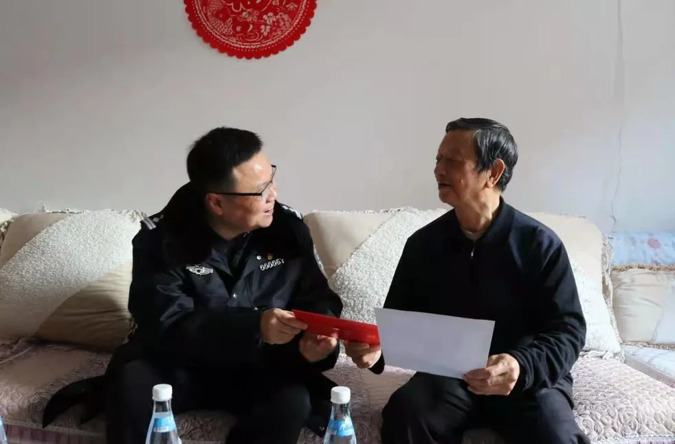 延安市公安局党委2022年春节前夕开展走访慰问送温暖活动
