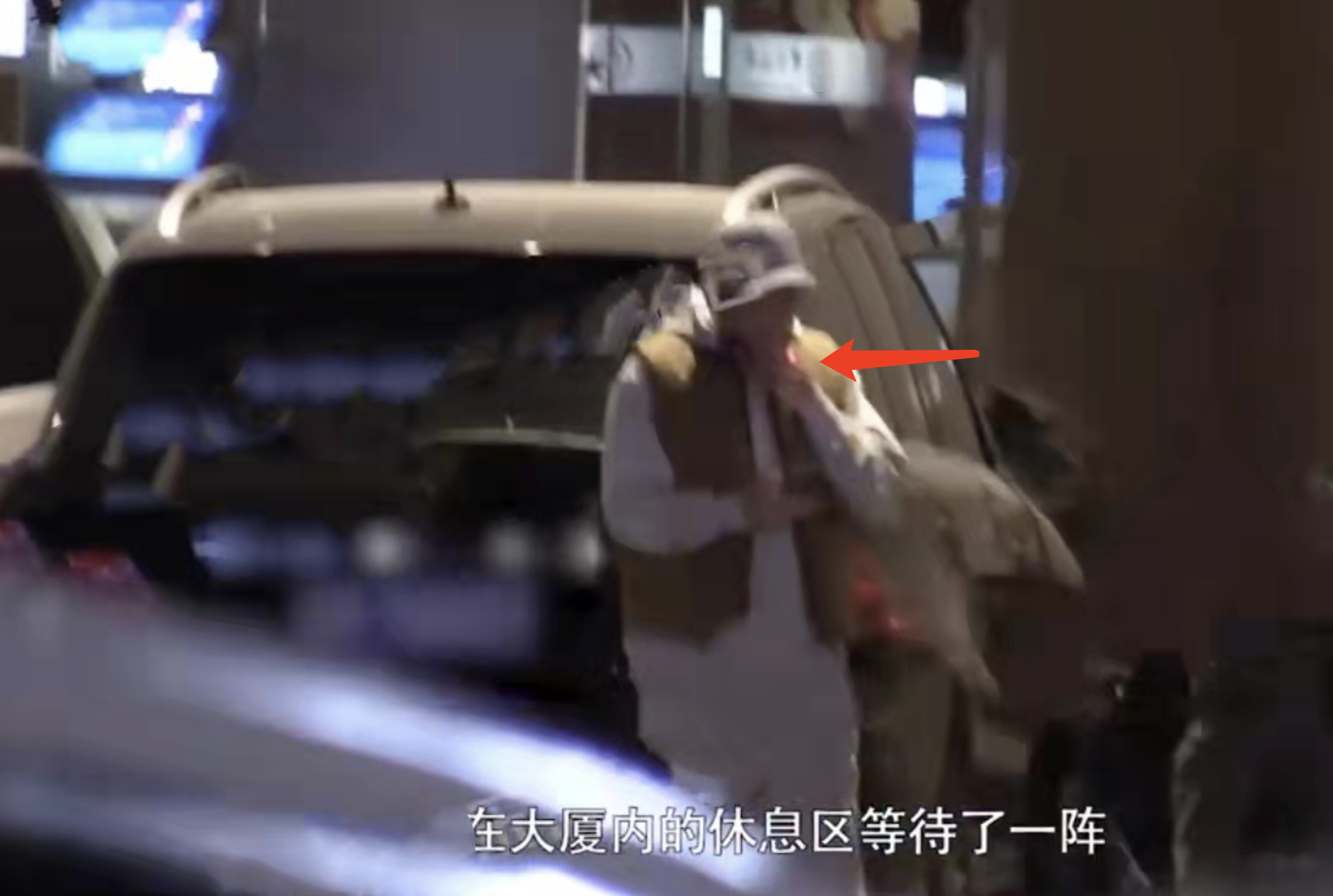 陈小春直播翻车后现身，与应采儿接儿子，门口不停吸烟疑心情不佳