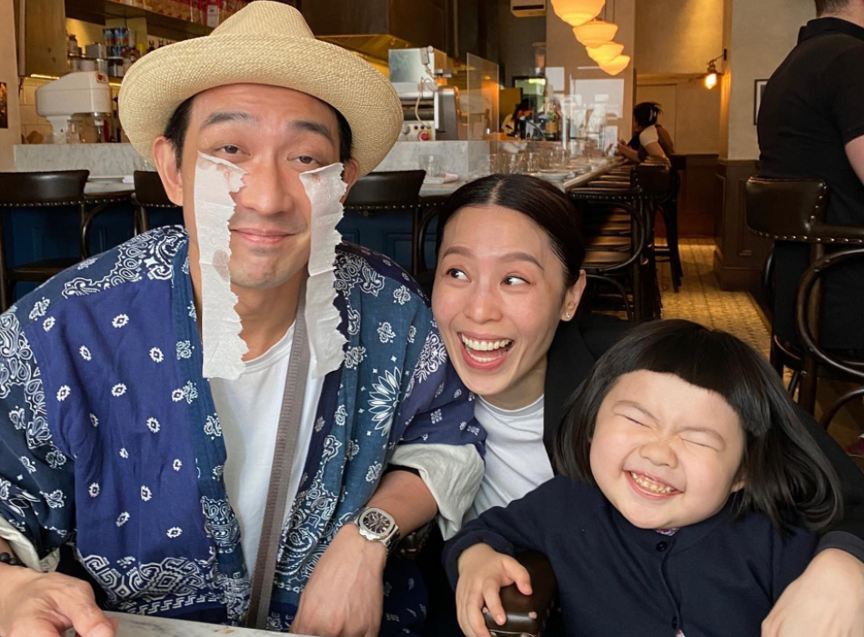 陈冠希父亲节与李灿森聚会心情好，开心晒女儿的礼物，称心融化了